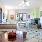 Tatil Evi Frande - Con Ampia Piscina E Campo Da Gioco Privato Alessano
