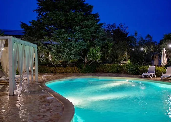 Frande - Con Ampia Piscina E Campo Da Gioco Privato Nyaraló