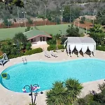 Frande - Con Ampia Piscina E Campo Da Gioco Privato