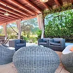 Frande - Con Ampia Piscina E Campo Da Gioco Privato