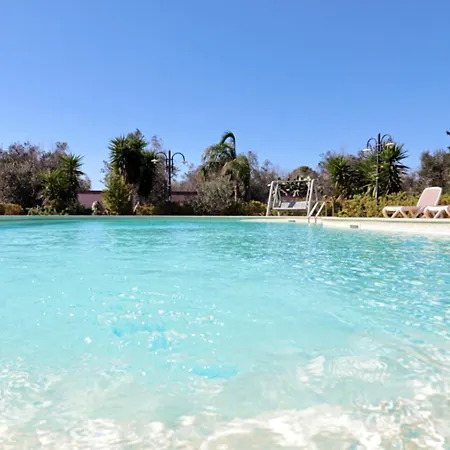 Frande - Con Ampia Piscina E Campo Da Gioco Privato Vakantiehuis Alessano