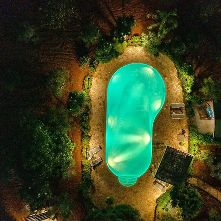 Frande - Con Ampia Piscina E Campo Da Gioco Privato בית נופש