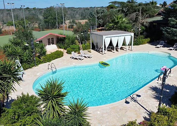 Frande - Con Ampia Piscina E Campo Da Gioco Privato בית נופש