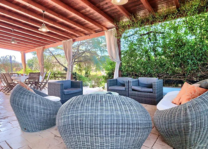 Frande - Con Ampia Piscina E Campo Da Gioco Privato